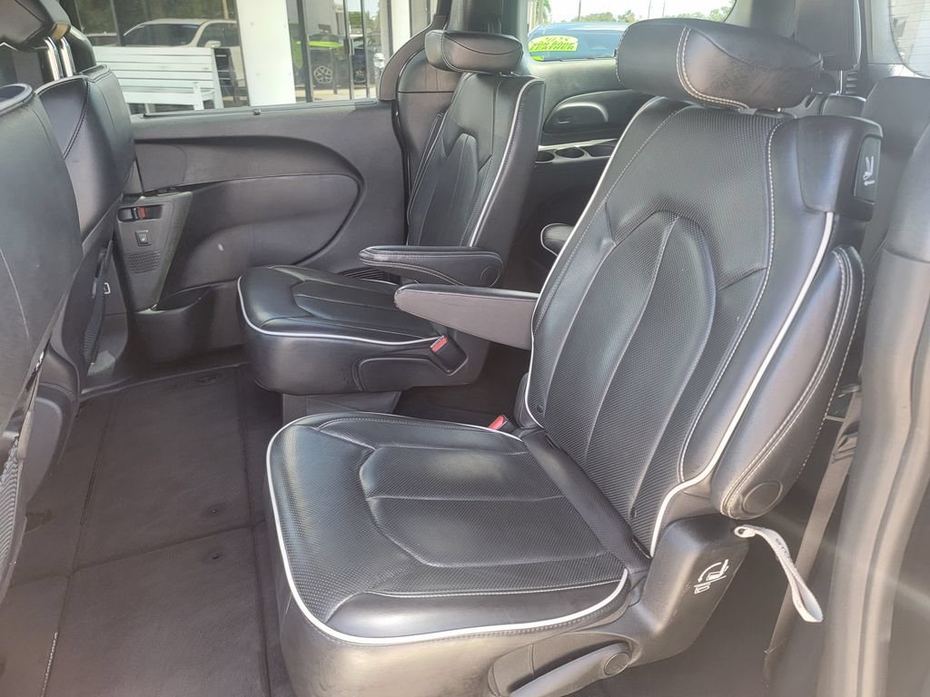 Used 2025 Chrysler Pacifica Limited FWD image 12