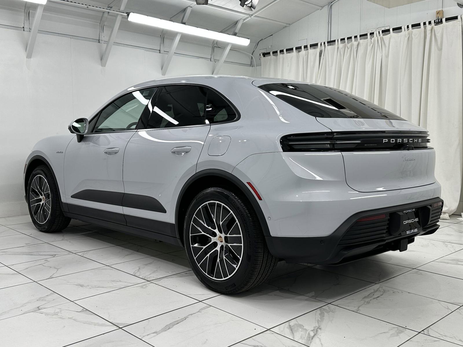 Certified 2025 Porsche Macan Electric image 14