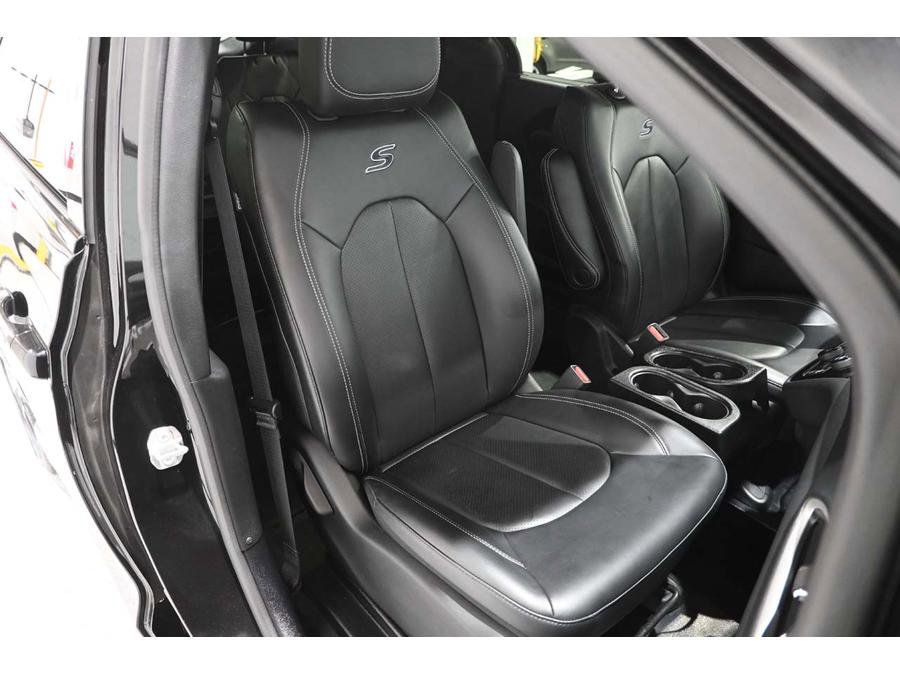 Used 2023 Chrysler Pacifica Touring-L w/ S Appearance Package image 16