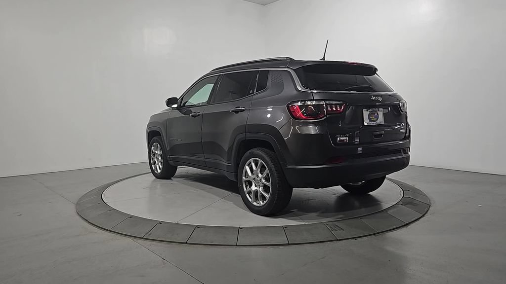 Used 2022 Jeep Compass Latitude w/ Mopar Graphics Package AWD/4WD image 3