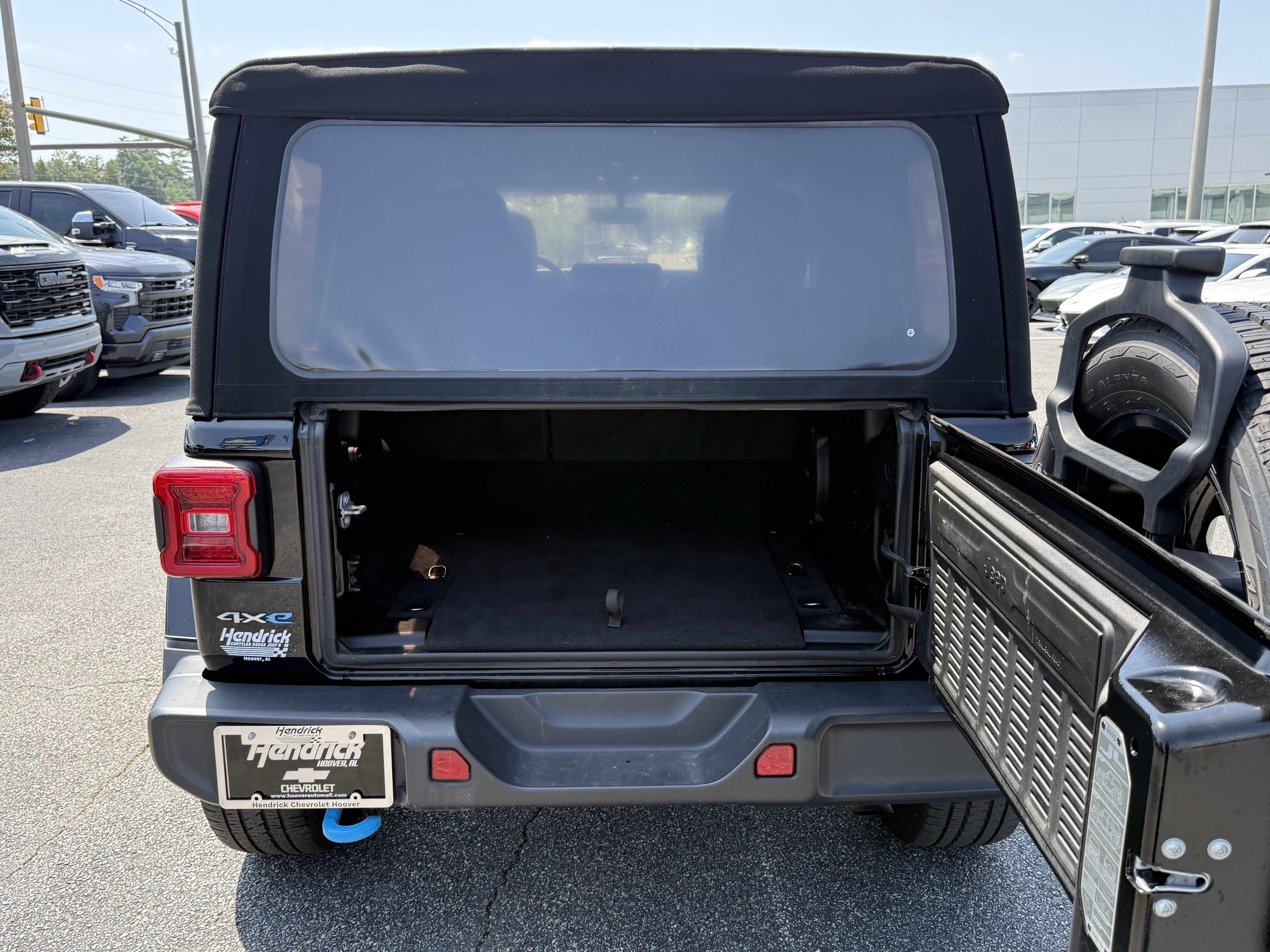 Used 2023 Jeep Wrangler Unlimited Sahara w/ Cold Weather Group AWD/4WD image 34
