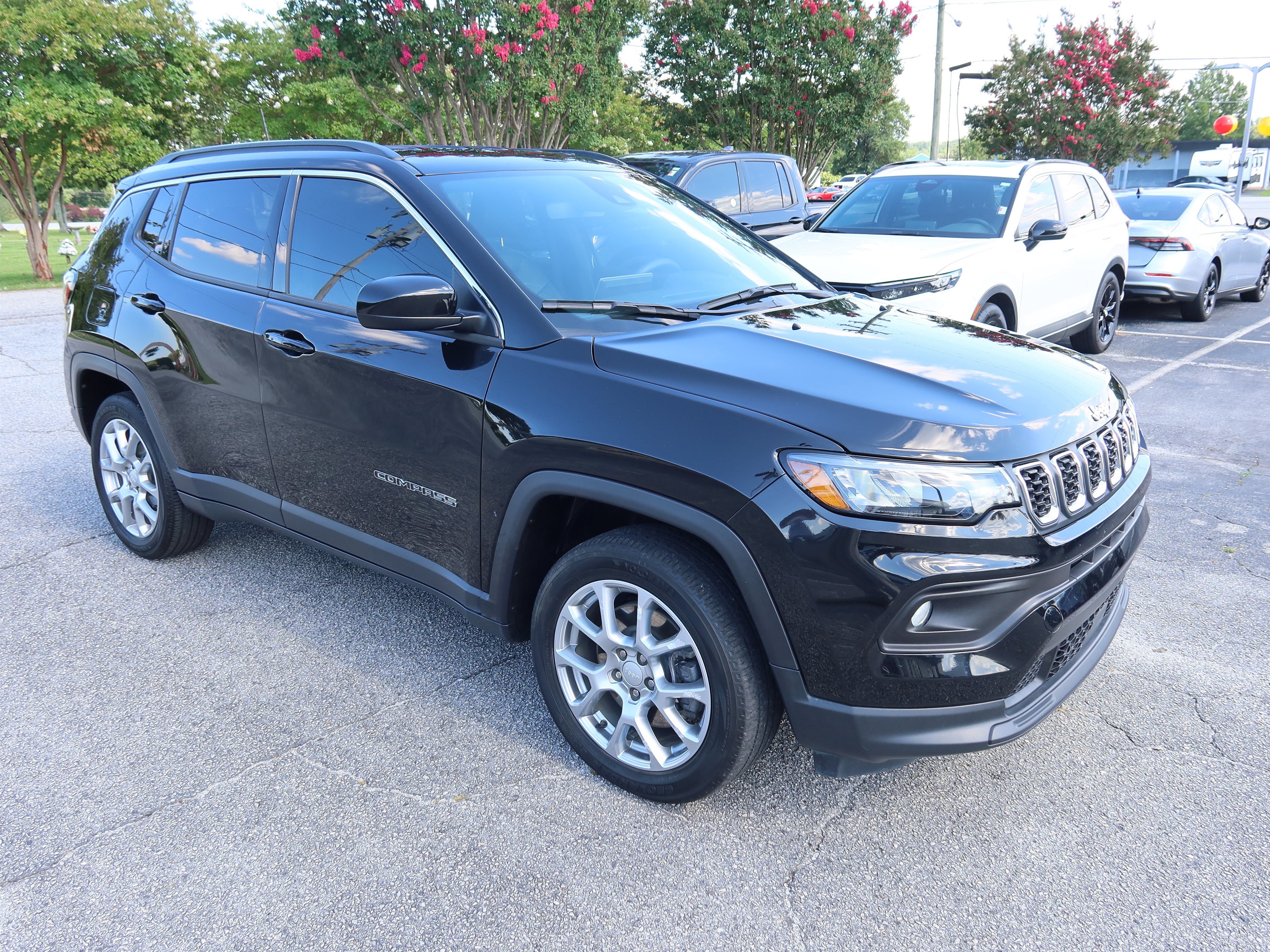 Used 2024 Jeep Compass Latitude AWD/4WD image 2