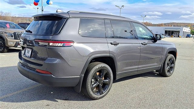 Used 2025 Jeep Grand Cherokee L Limited w/ Black Appearance Package image 8