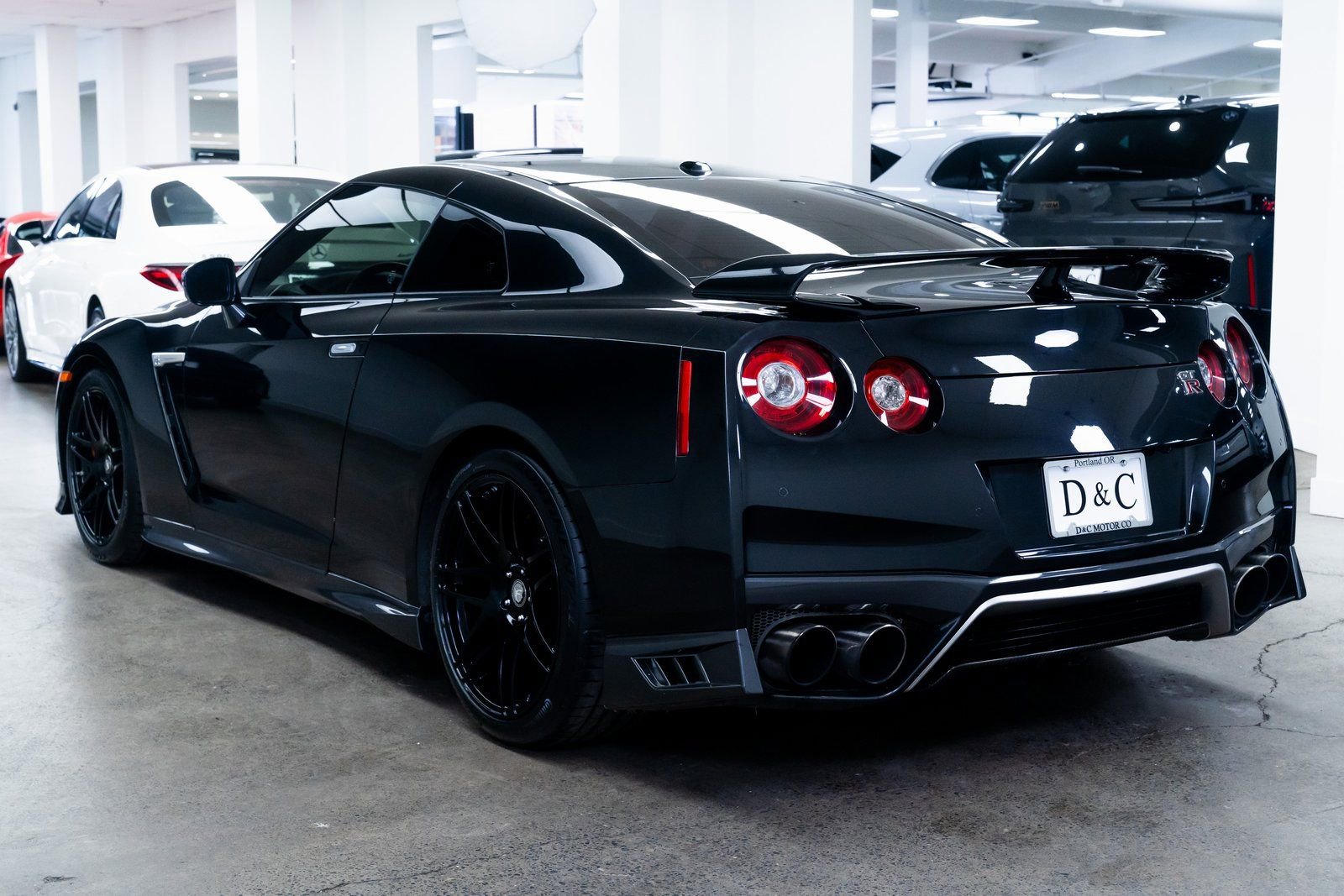 Used 2017 Nissan GT-R Premium w/ Premium Interior Package image 4