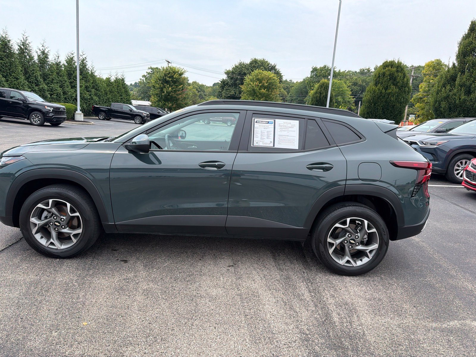 Used 2025 Chevrolet Trax LT w/ Driver Confidence Package FWD image 2
