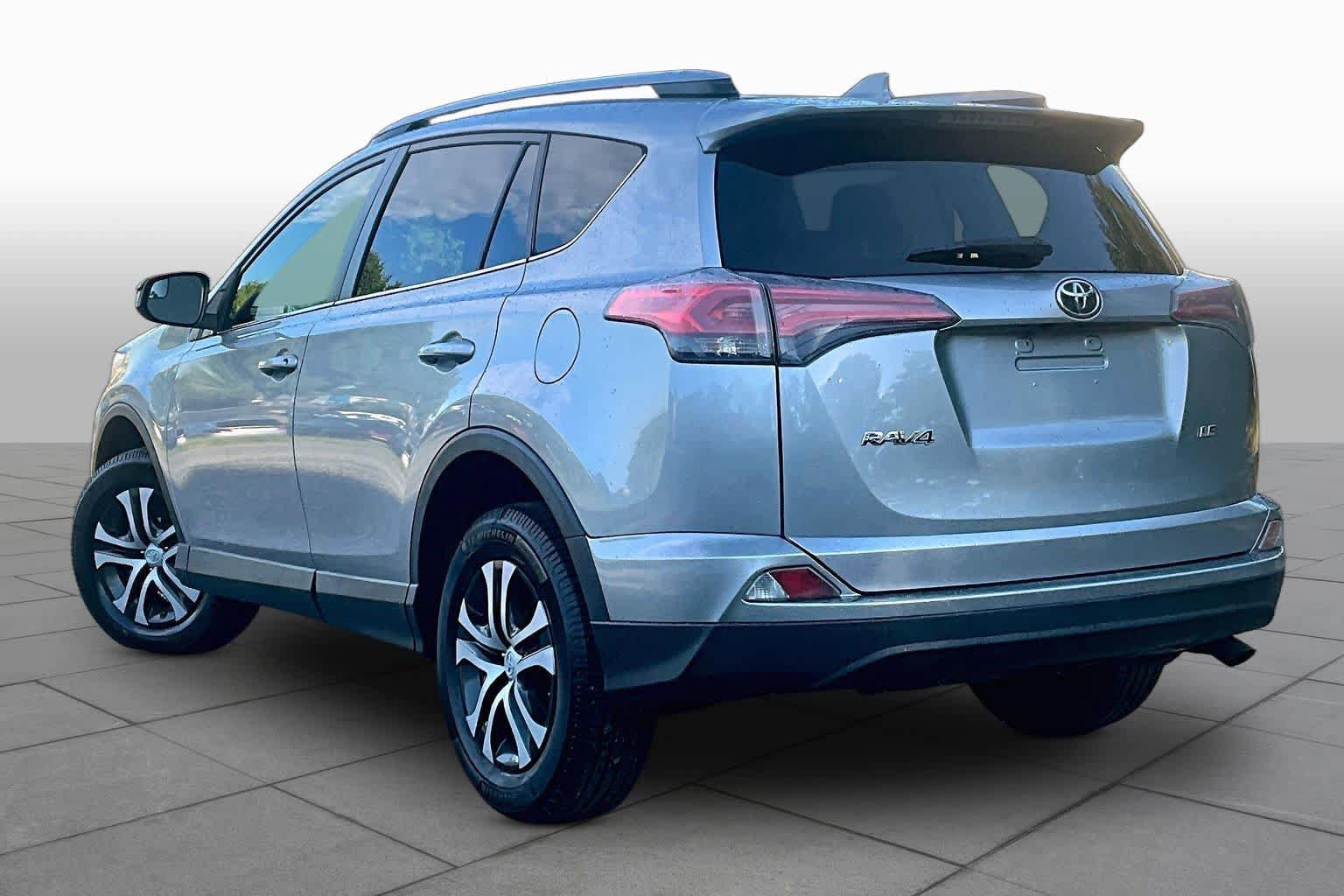 Used 2018 Toyota RAV4 LE FWD image 12