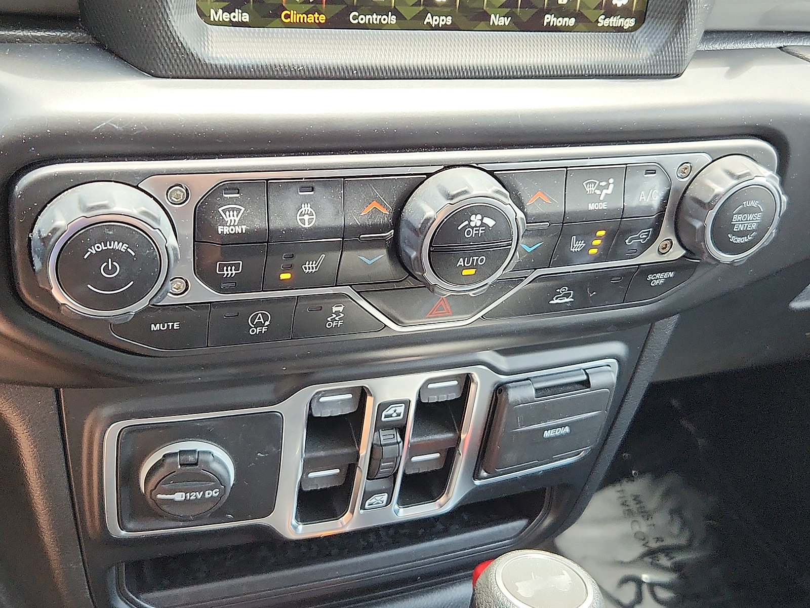 Used 2022 Jeep Wrangler Unlimited Sahara w/ Cold Weather Group AWD/4WD image 15