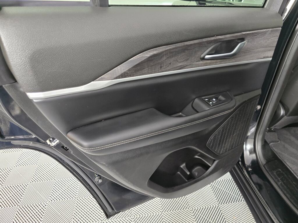 Used 2023 Jeep Grand Cherokee Limited w/ Black Appearance Package image 34