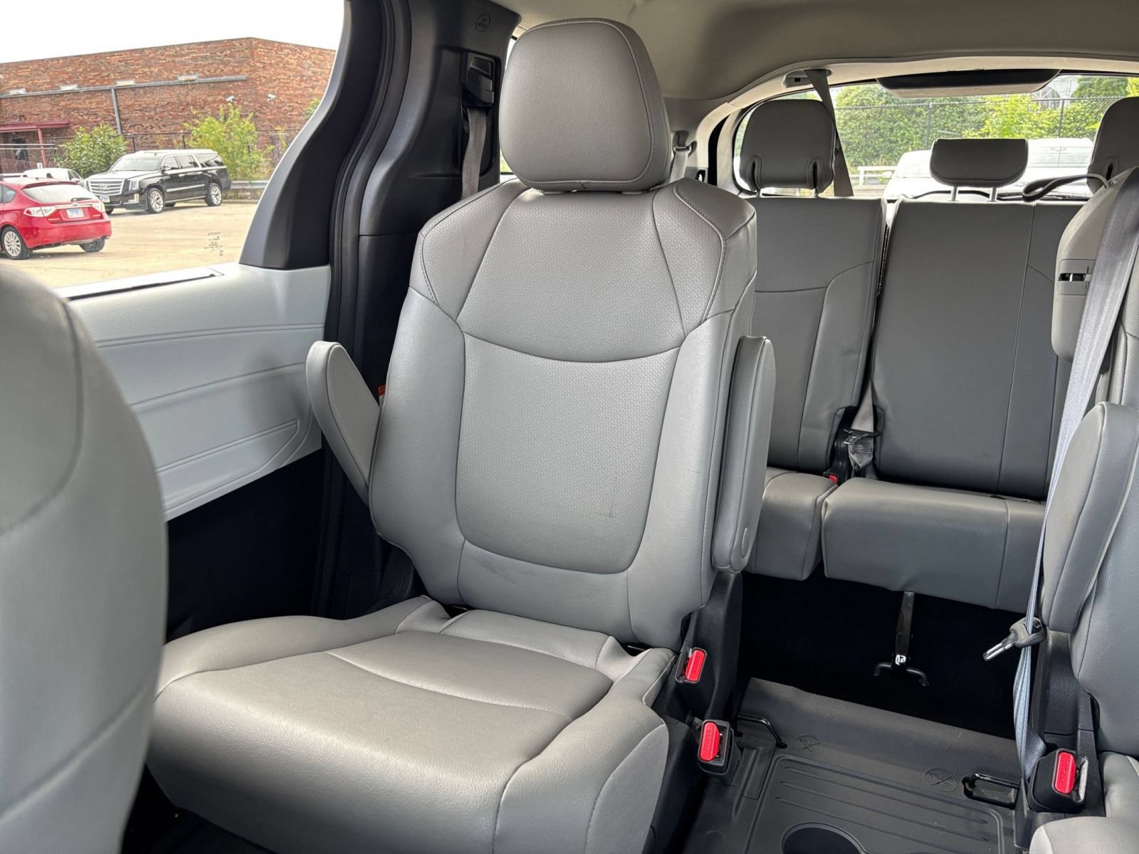 Used 2025 Toyota Sienna XLE FWD image 40