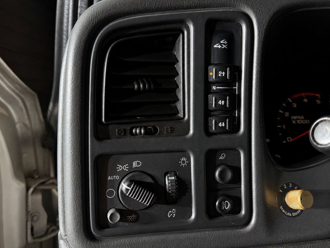 Used 2005 GMC Sierra 2500 SLT w/ Heavy-Duty Power Package AWD/4WD image 14