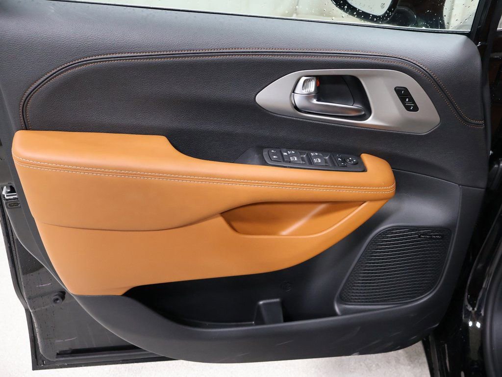 New 2026 Chrysler Pacifica Pinnacle w/ Trailer Tow Group image 11