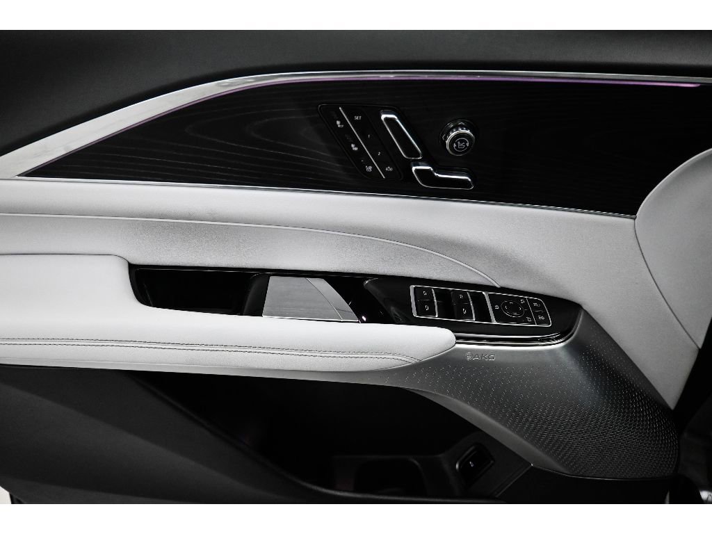 Used 2024 Cadillac Lyriq Luxury RWD image 9