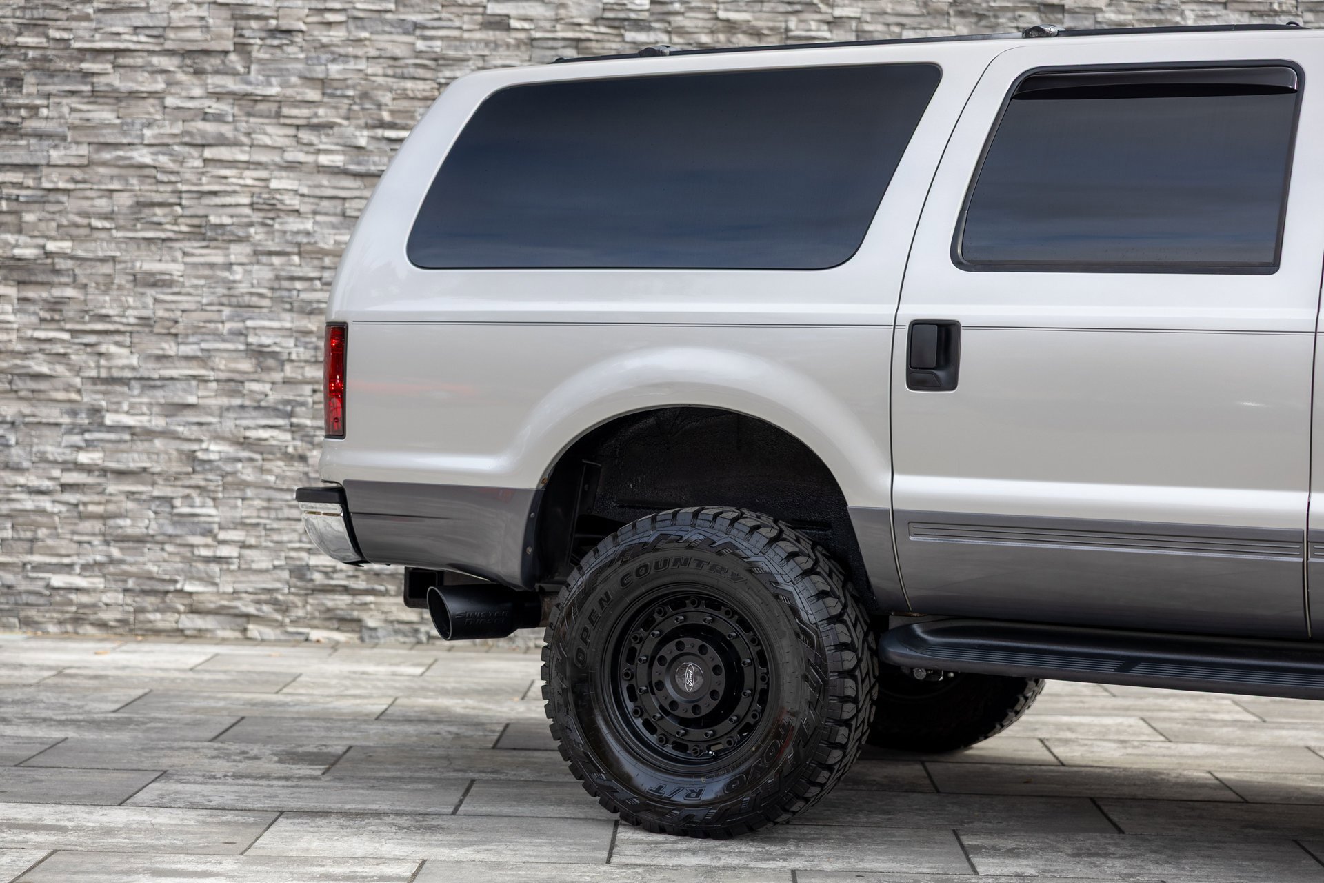 Used 2005 Ford Excursion XLS image 17