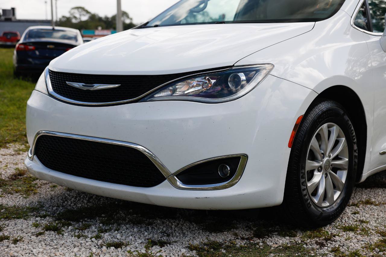Used 2018 Chrysler Pacifica Touring-L FWD image 36