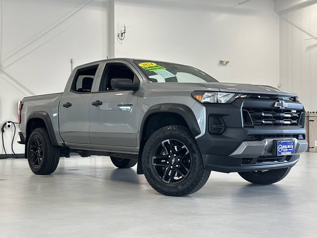 Used 2024 Chevrolet Colorado Trail Boss w/ Advanced Trailering Package AWD/4WD image 2