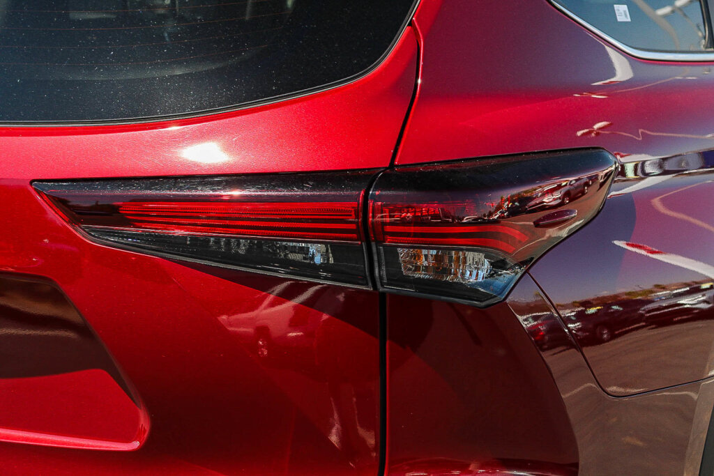 Certified 2025 Toyota Highlander LE FWD image 27