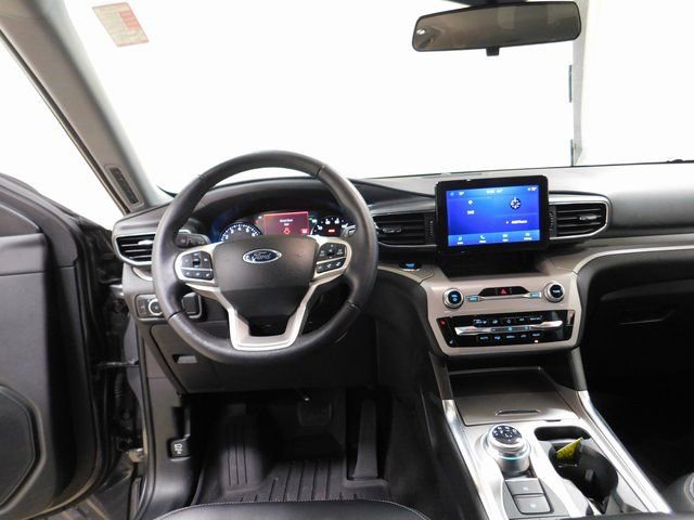 Used 2023 Ford Explorer XLT w/ Equipment Group 202A image 8