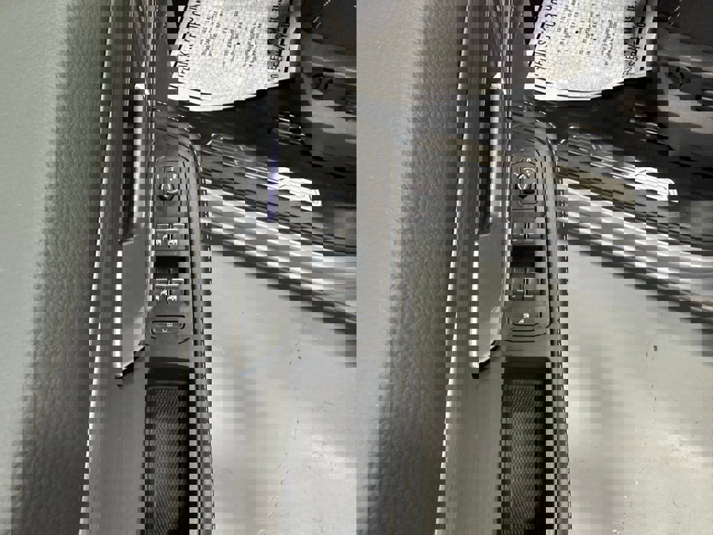 Used 2025 Volkswagen Atlas Cross Sport SE image 9