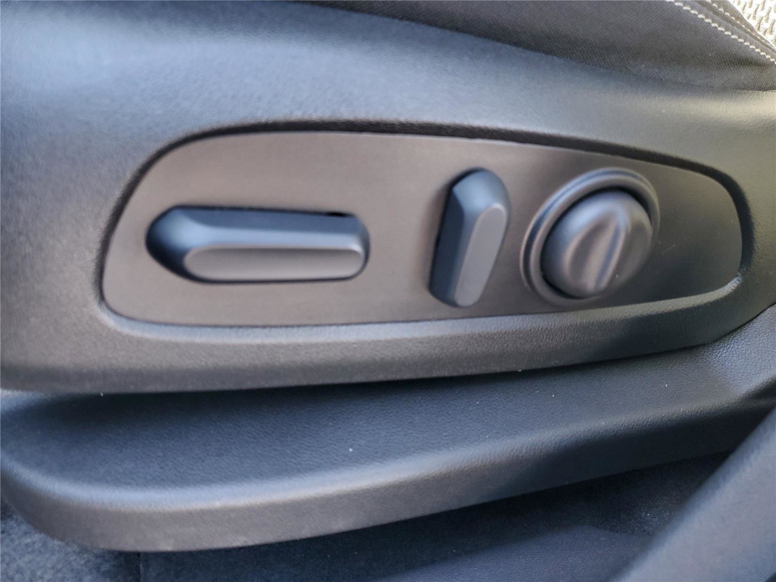 Used 2024 GMC Terrain SLE w/ Driver Convenience Package image 19