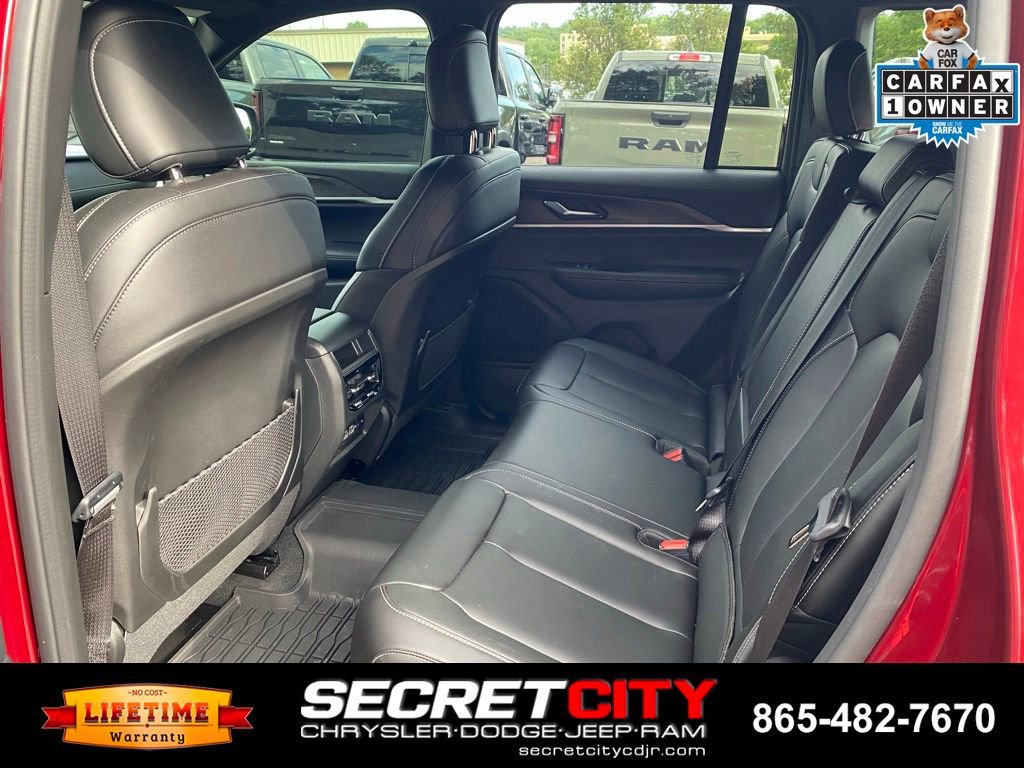 Used 2025 Jeep Grand Cherokee Limited w/ Black Appearance Package AWD/4WD image 10