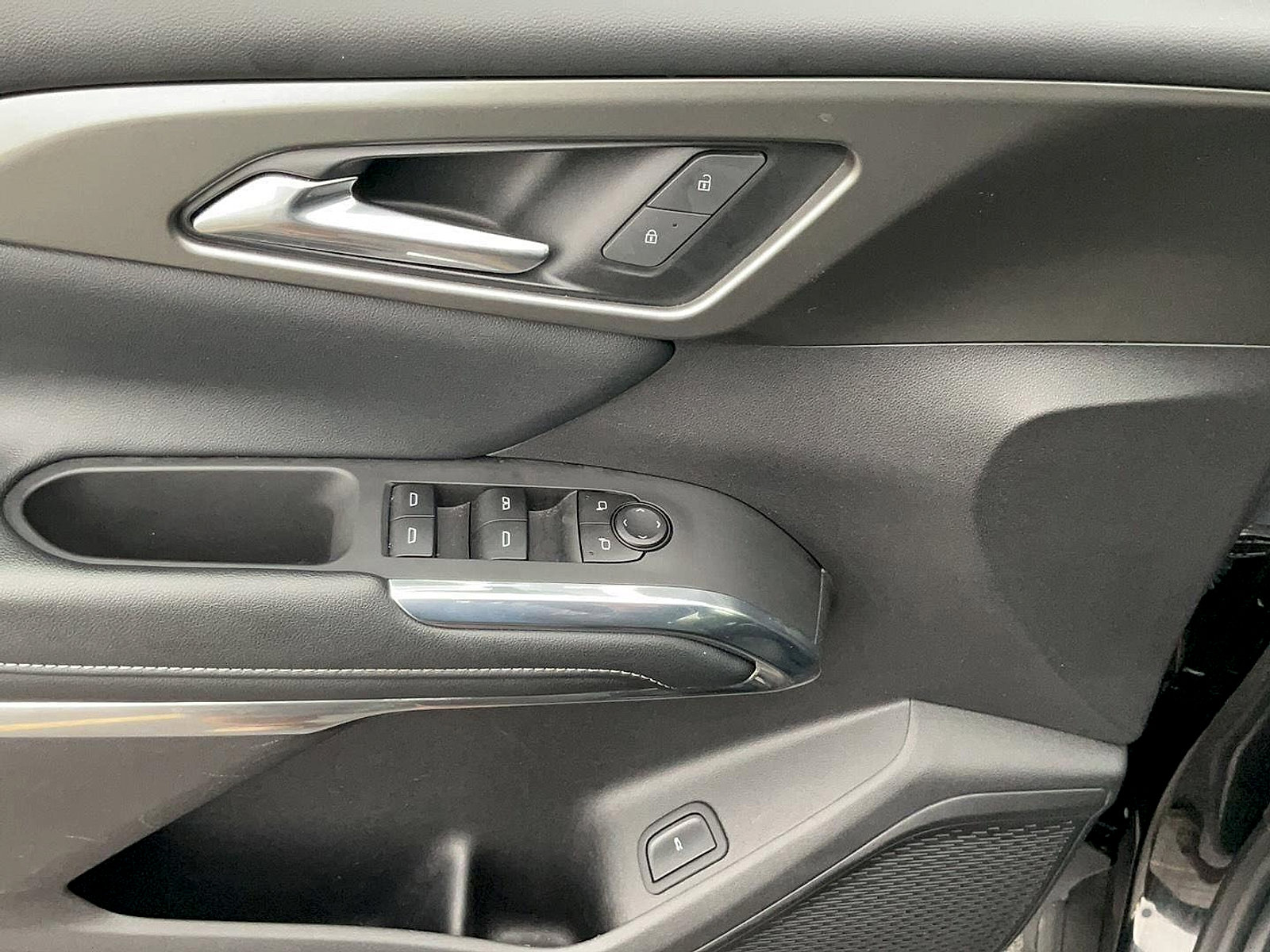 Used 2025 Chevrolet Traverse LT FWD image 18