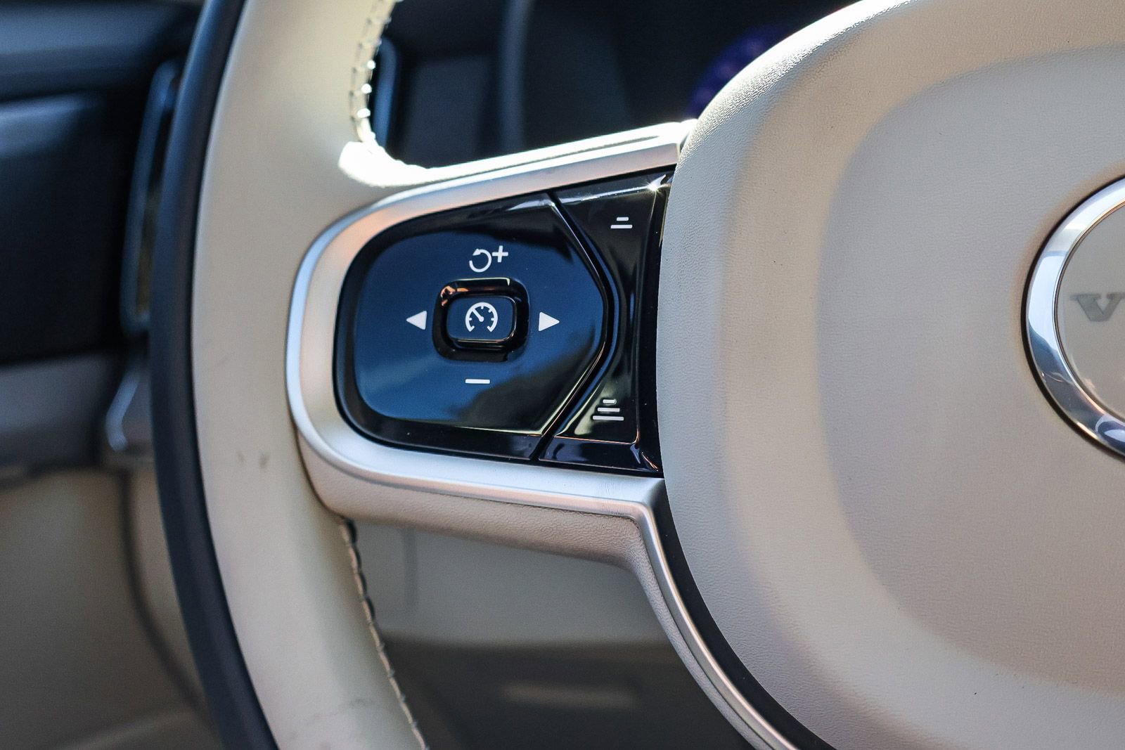 New 2026 Volvo XC90 B6 Ultra w/ Protection Package image 39