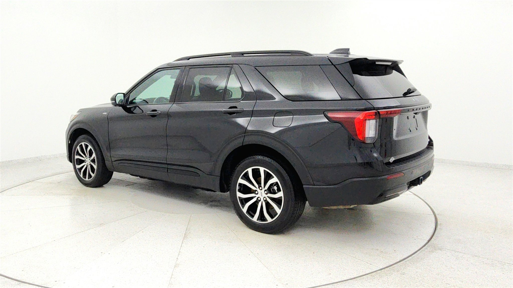 Used 2025 Ford Explorer ST-Line image 2