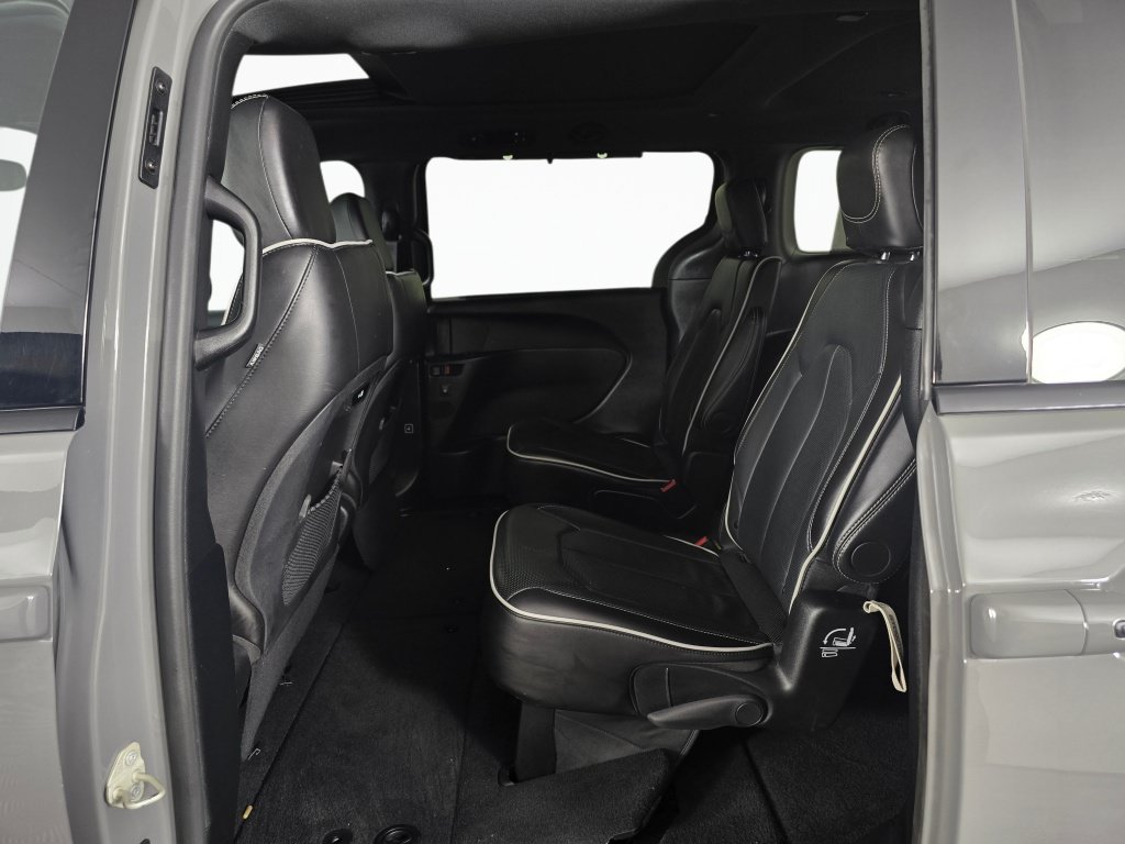 Used 2025 Chrysler Pacifica Limited FWD image 28