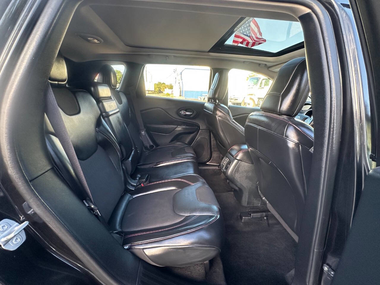 Used 2016 Jeep Cherokee Trailhawk w/ Comfort/Convenience Group image 4