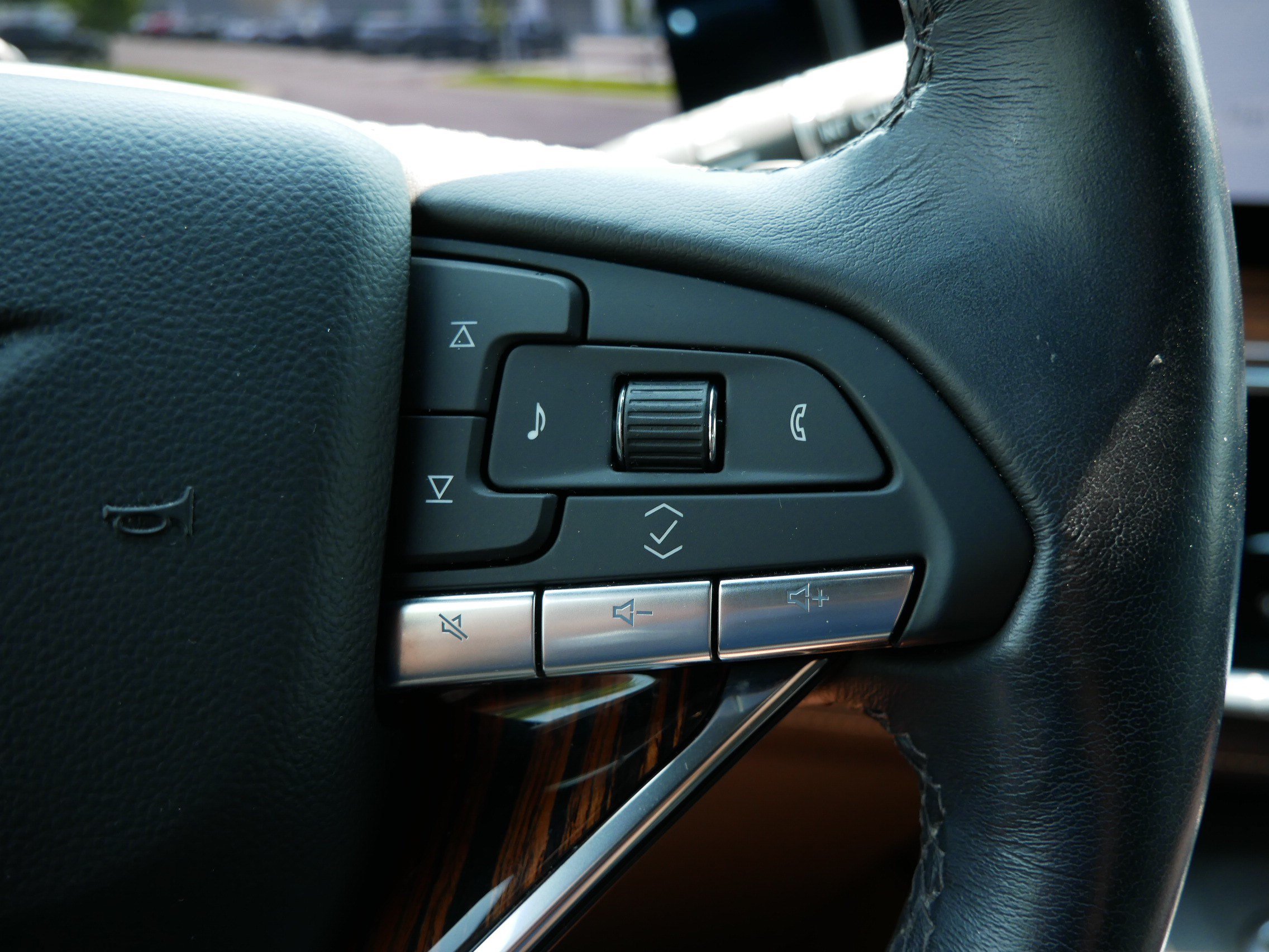 Certified 2023 Cadillac Escalade ESV Premium Luxury w/ Performance Package AWD/4WD image 27