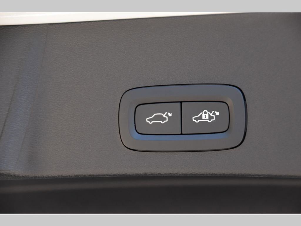 Used 2025 Volvo XC40 B5 Plus w/ Protection Package Premier image 21