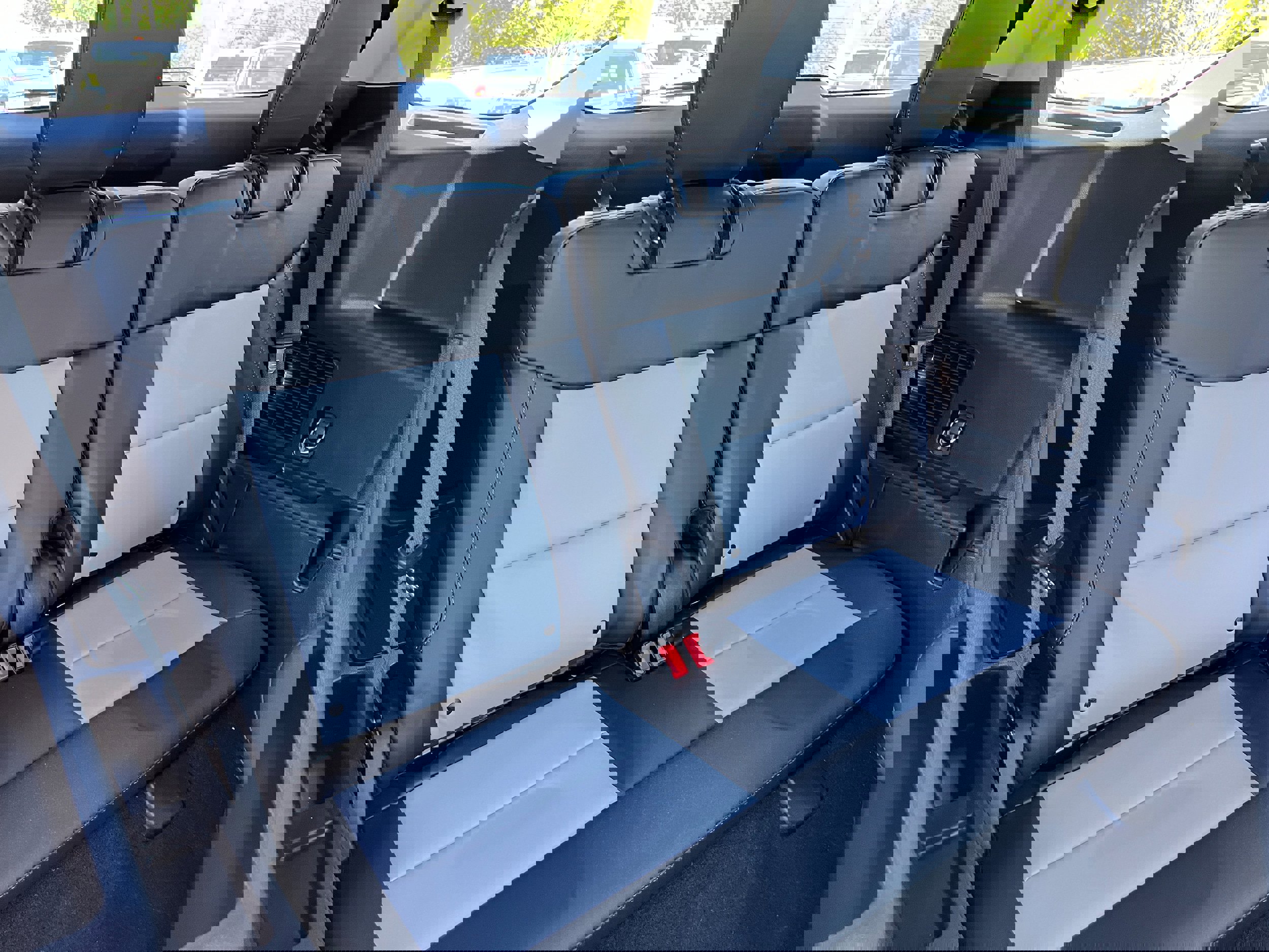 Used 2022 Ford Explorer XLT w/ Equipment Group 202A AWD/4WD image 15