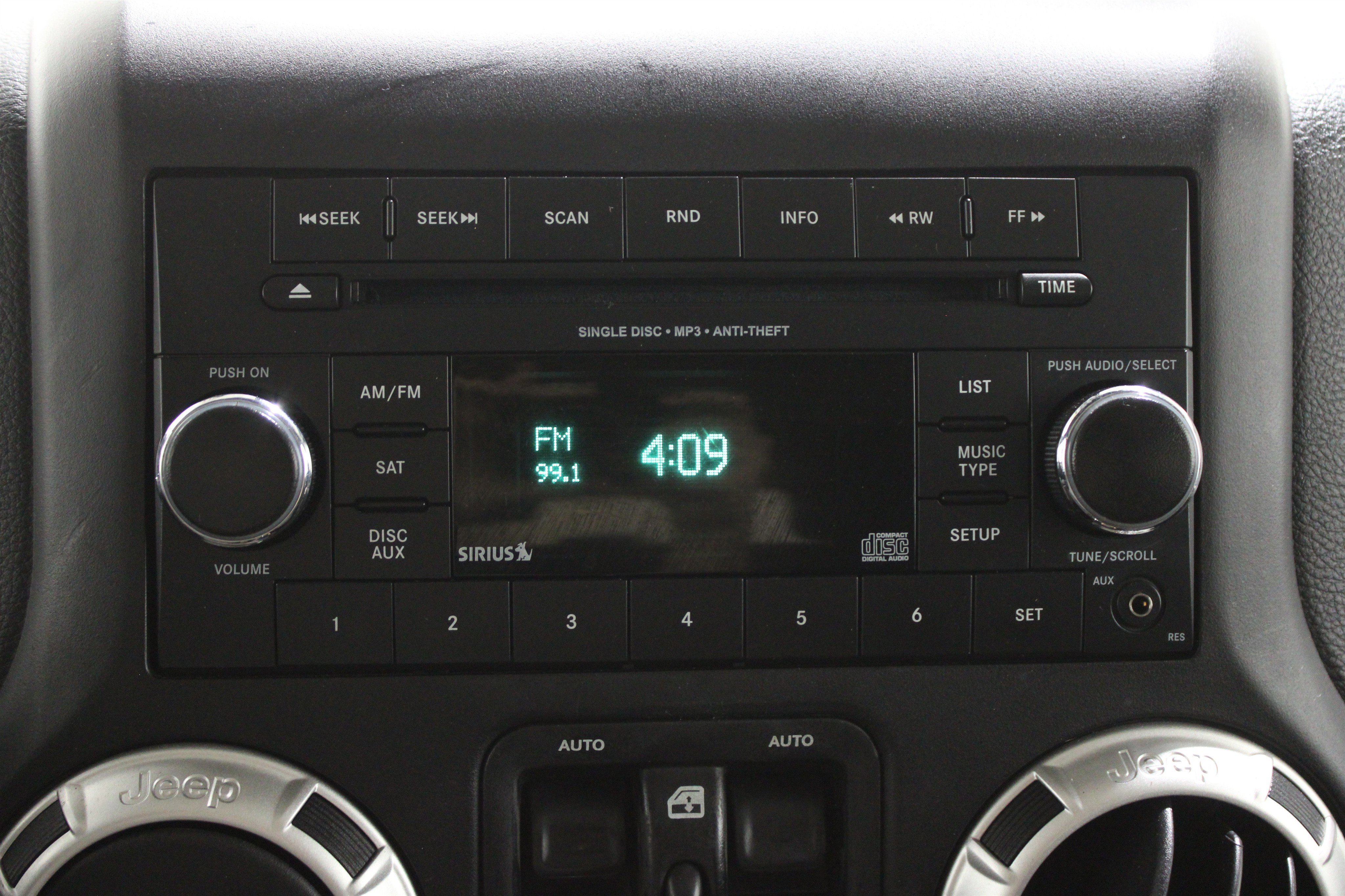 Used 2018 Jeep Wrangler Unlimited Sahara image 10