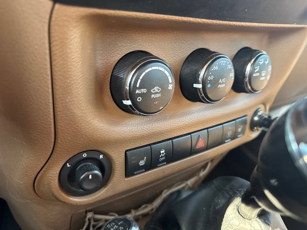 Used 2013 Jeep Wrangler Unlimited Sahara w/ Connectivity Group AWD/4WD image 21