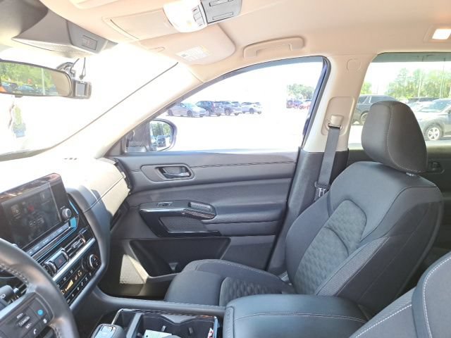 Used 2024 Nissan Pathfinder SV w/ Lighting Package (N92) FWD image 16