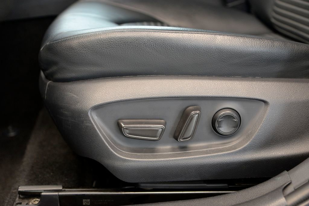 Used 2019 Toyota Camry SE image 16