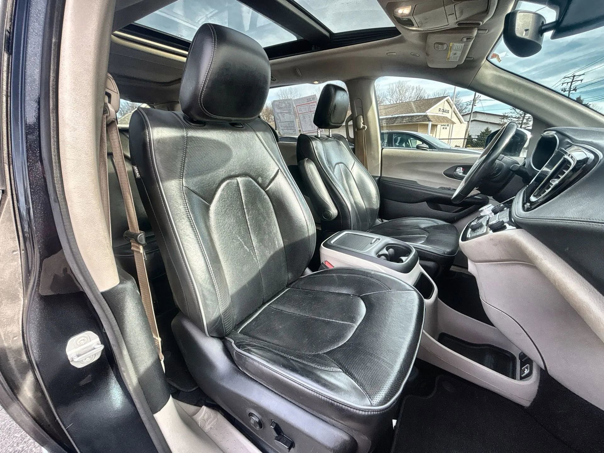 Used 2020 Chrysler Pacifica Limited FWD image 27