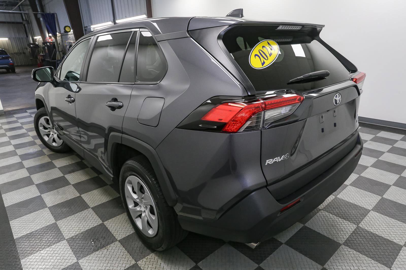 Used 2024 Toyota RAV4 LE AWD/4WD image 9