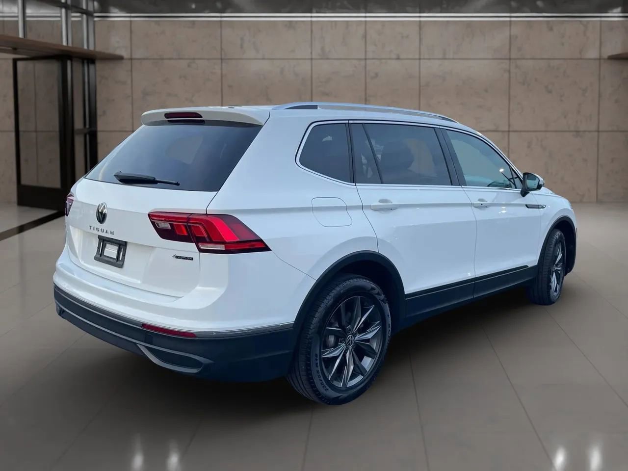 Used 2024 Volkswagen Tiguan SE image 6