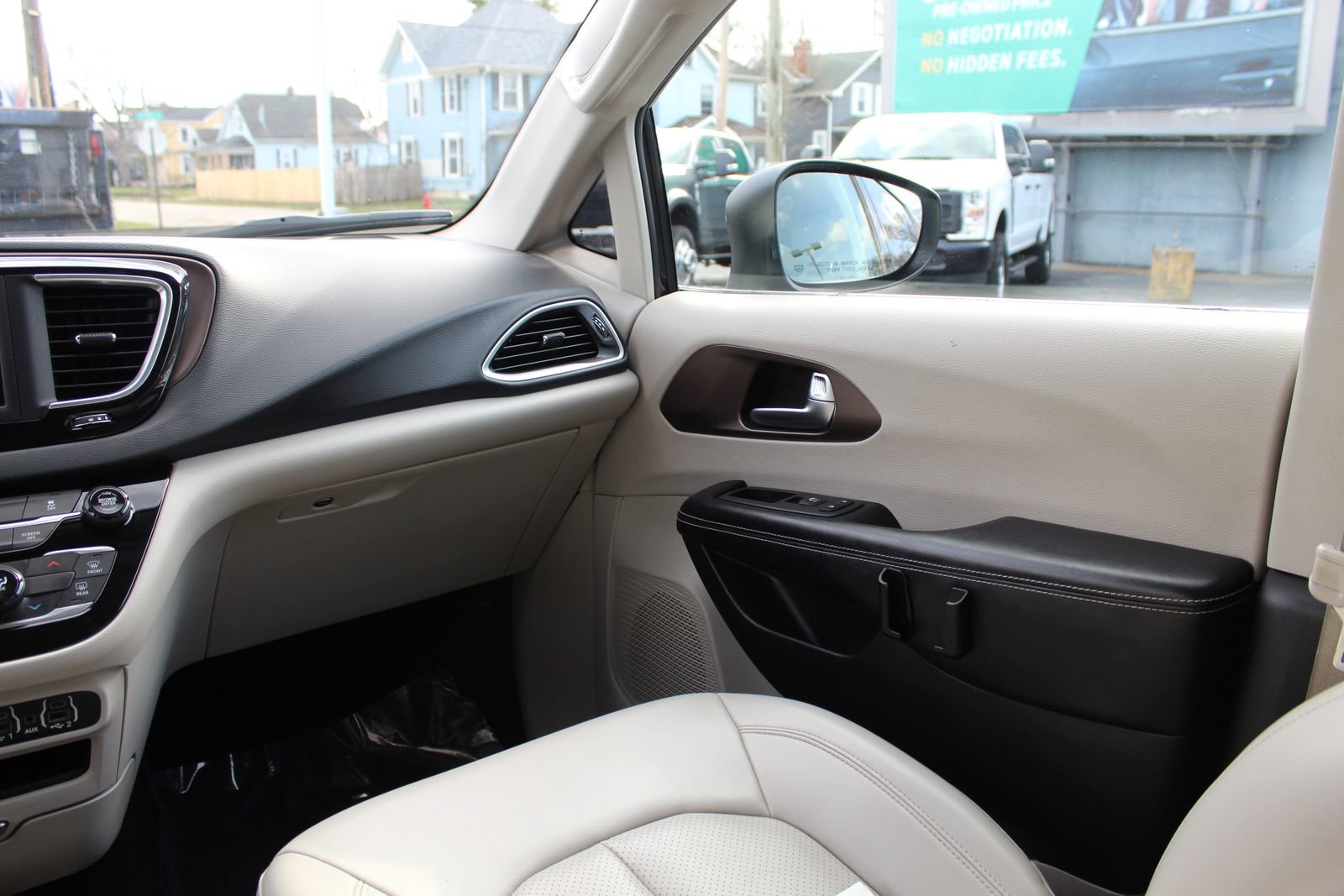 Used 2021 Chrysler Voyager Lxi image 11