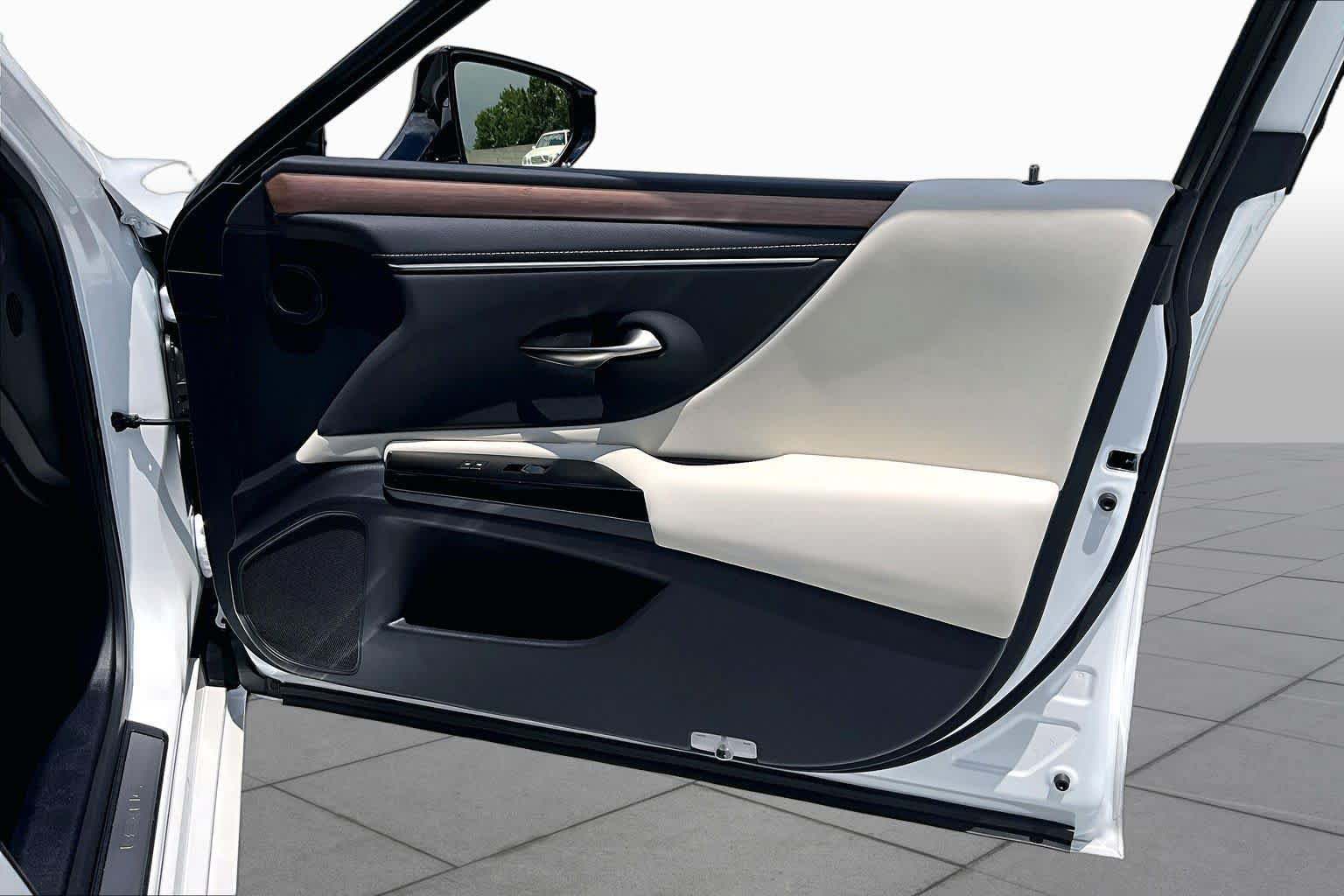 Used 2025 Lexus ES 300h w/ Technology Package FWD image 22