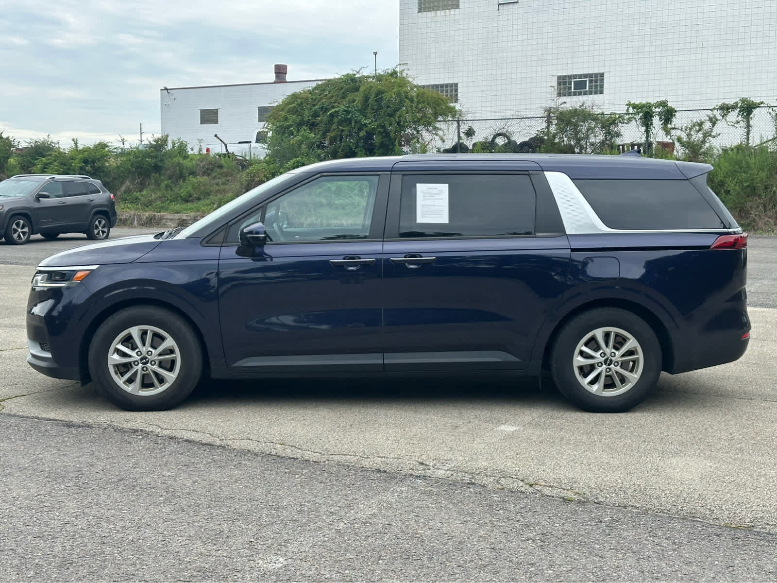 Used 2022 Kia Carnival LX FWD image 4
