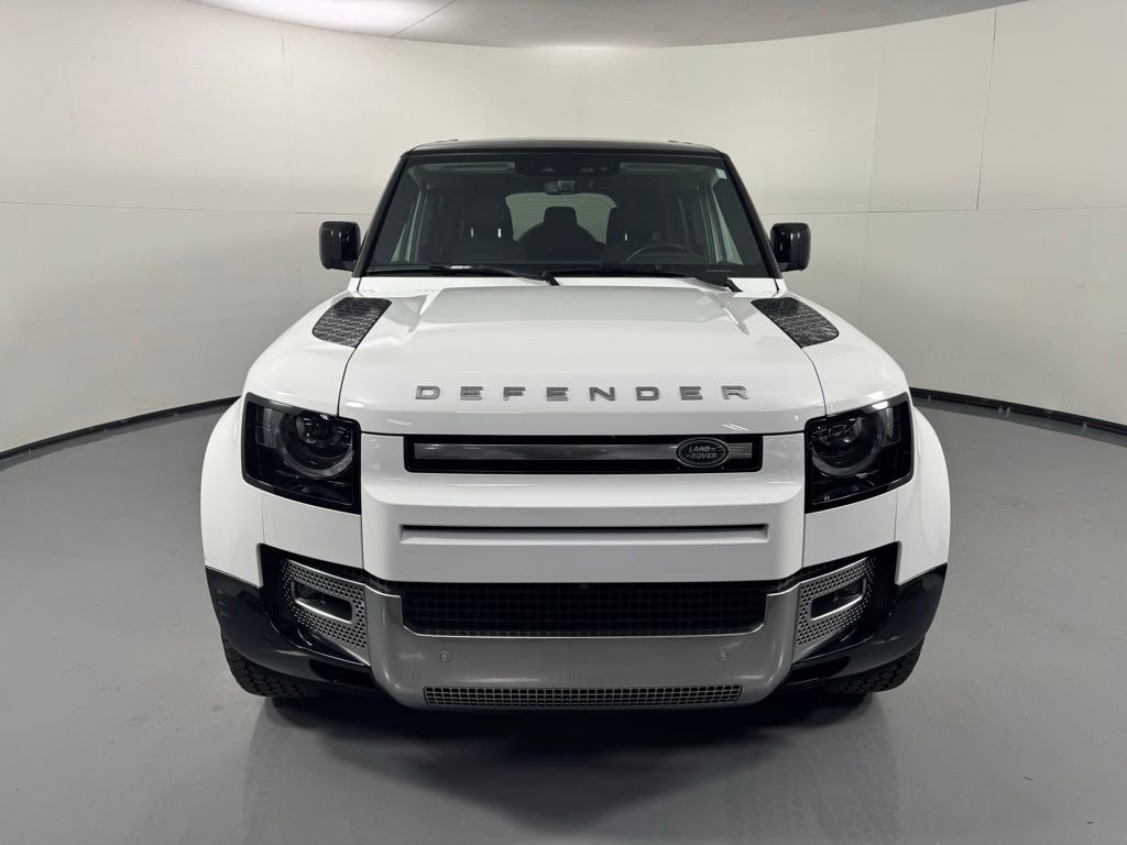 Used 2023 Land Rover Defender 130 SE image 2