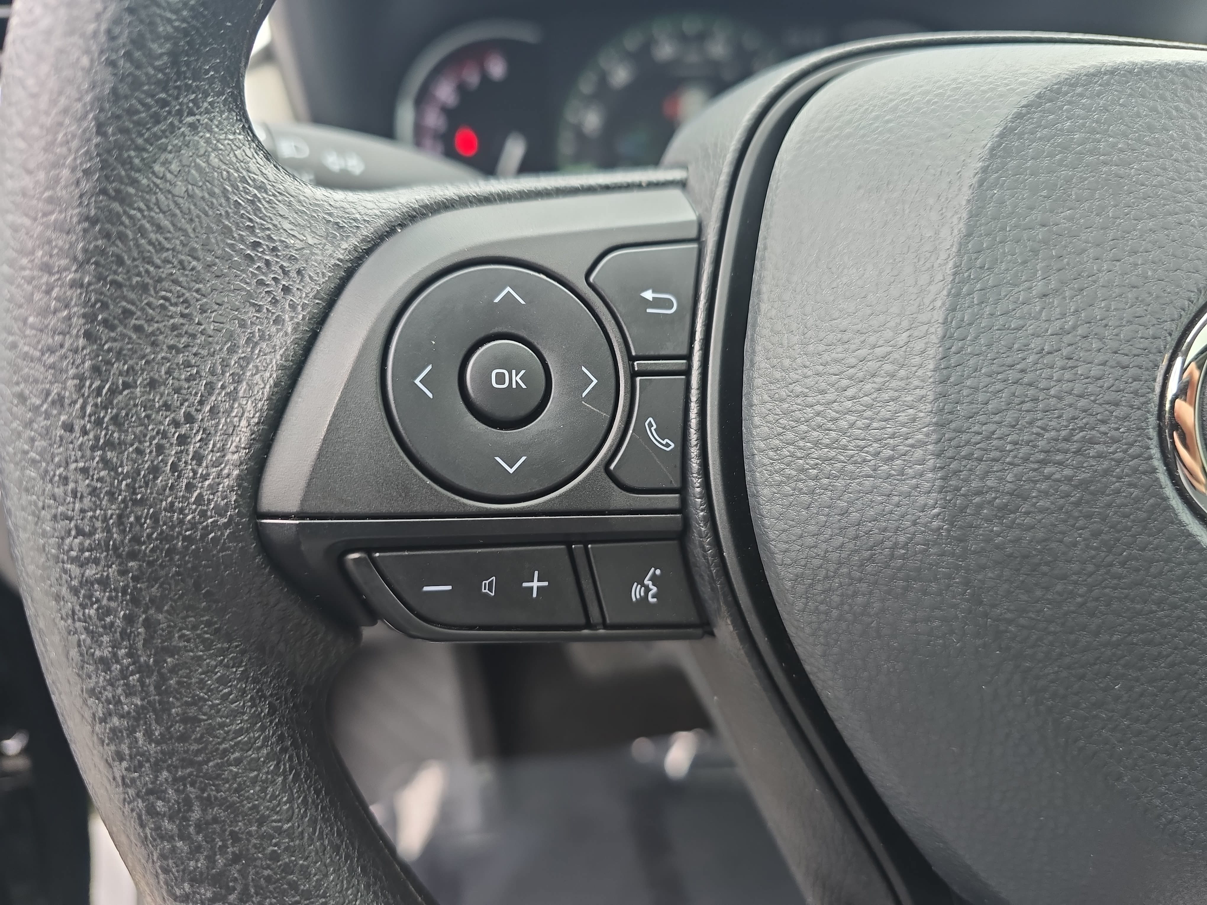 Used 2025 Toyota RAV4 XLE w/ Convenience Package FWD image 17