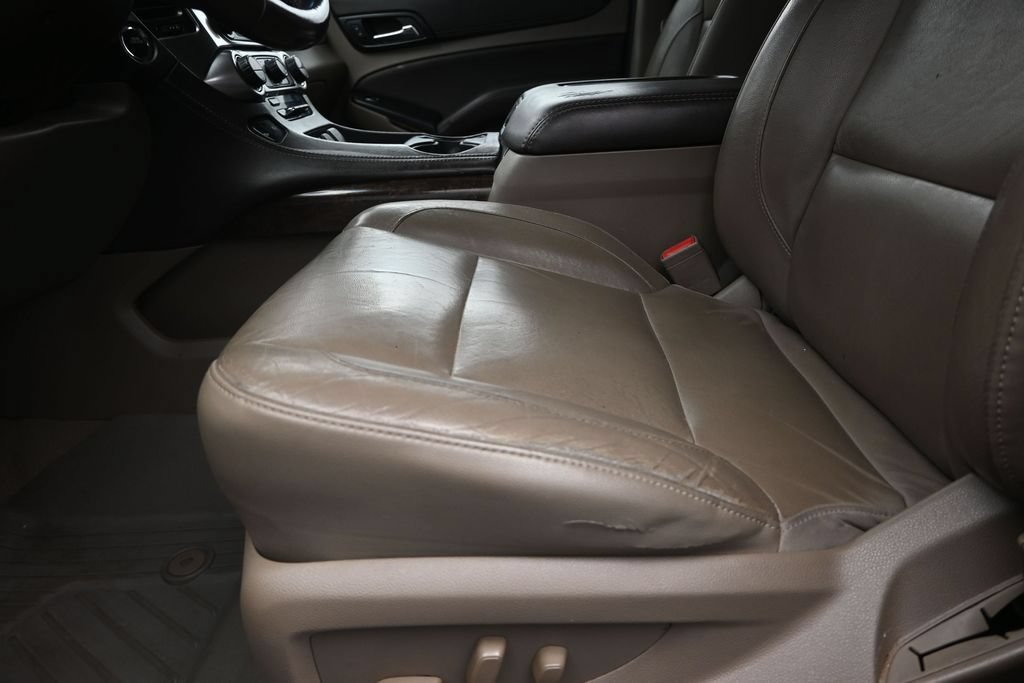 Used 2020 Chevrolet Suburban LT w/ Luxury Package RWD image 13