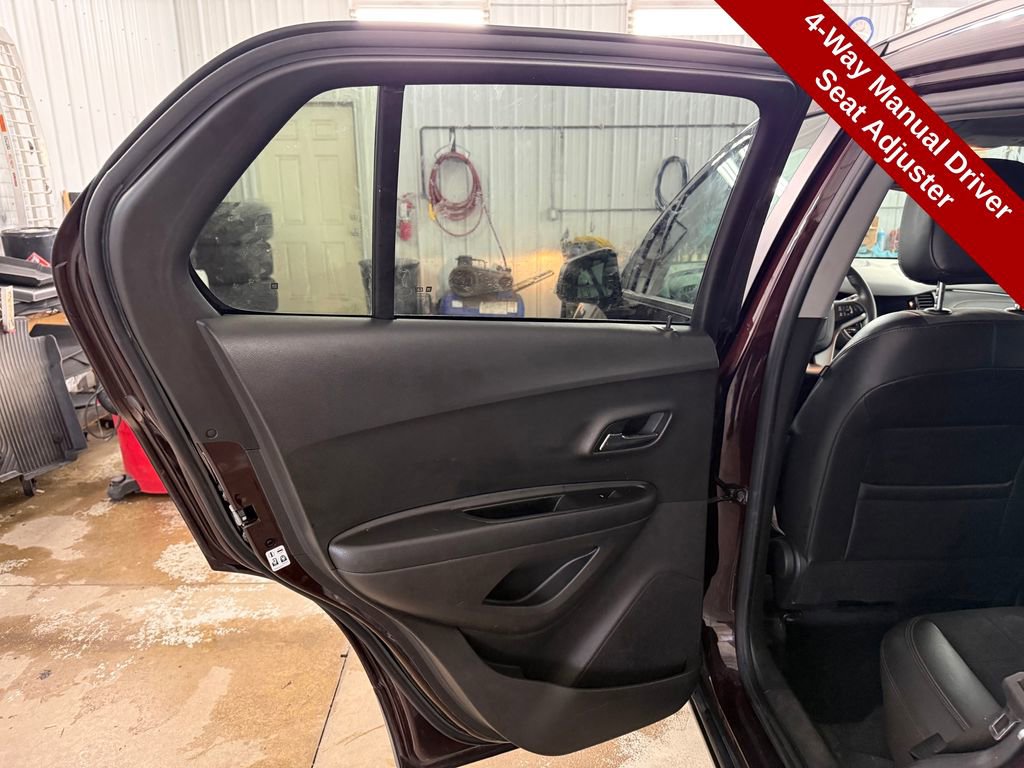 Used 2021 Chevrolet Trax LT w/ LT Convenience Package image 29