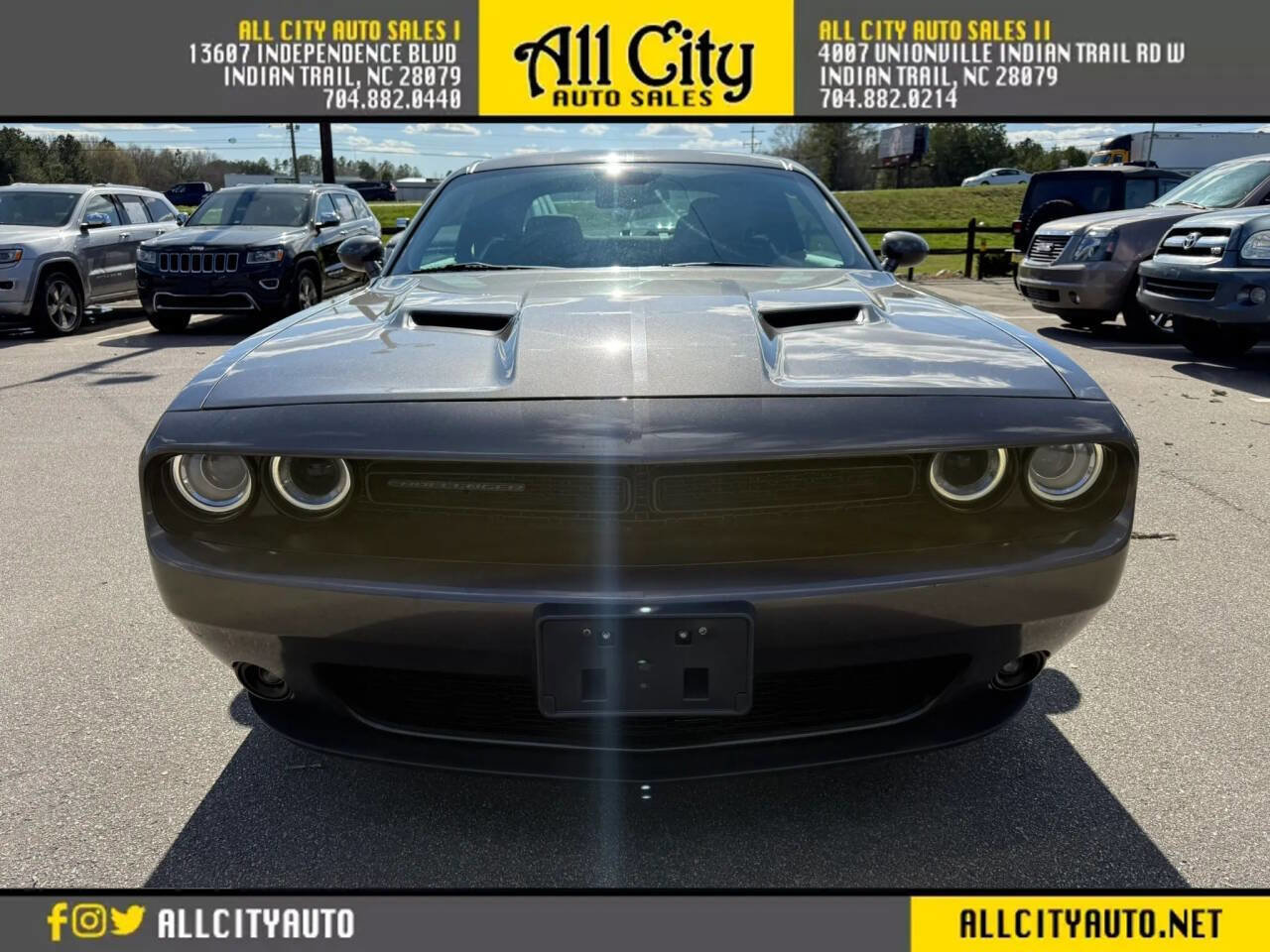 Used 2016 Dodge Challenger SXT w/ Blacktop Package RWD image 2