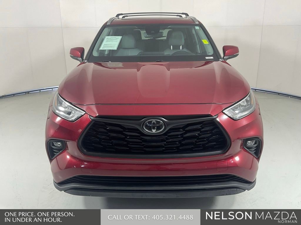 Used 2020 Toyota Highlander XLE AWD/4WD image 2