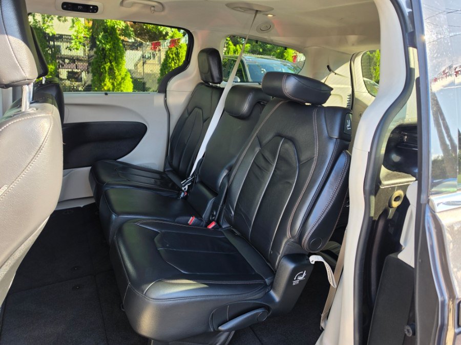 Used 2017 Chrysler Pacifica Touring-L FWD image 28