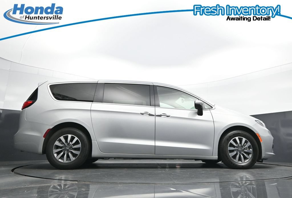 Used 2023 Chrysler Pacifica Touring-L FWD image 40